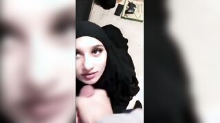 المحجبه السوريه راكعه تحت زوبر حبيبها وهي بلبسها وهو بيضرب بزوبره علي وشها وبوقها وهي مطلعه لسانها  سكس تويتر موقع سبعة ونص عايزه تمصه وبيقوم بيلعب هو اوي بزوبره عليها مغرق وشها كله بلبنه