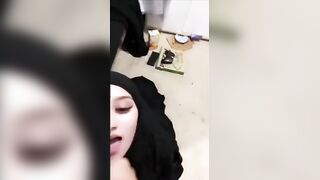 المحجبه السوريه راكعه تحت زوبر حبيبها وهي بلبسها وهو بيضرب بزوبره علي وشها وبوقها وهي مطلعه لسانها  سكس تويتر موقع سبعة ونص عايزه تمصه وبيقوم بيلعب هو اوي بزوبره عليها مغرق وشها كله بلبنه