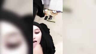 المحجبه السوريه راكعه تحت زوبر حبيبها وهي بلبسها وهو بيضرب بزوبره علي وشها وبوقها وهي مطلعه لسانها  سكس تويتر موقع سبعة ونص عايزه تمصه وبيقوم بيلعب هو اوي بزوبره عليها مغرق وشها كله بلبنه