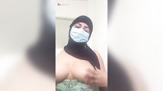 البنت في الحمام بتقلع ملط وتعلق هدومها بعدين بتجيب الصابون تزفلط فيه طيزهات وكسها سكس مصري  وتلعب فيهم وتدخل علبه الشامبو جو طيزها