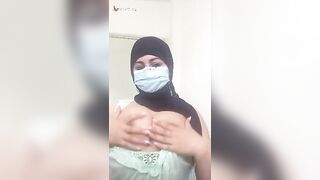 البنت في الحمام بتقلع ملط وتعلق هدومها بعدين بتجيب الصابون تزفلط فيه طيزهات وكسها سكس مصري  وتلعب فيهم وتدخل علبه الشامبو جو طيزها