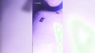 الراجل بيزفلط طيز لبوته بالكريم وبيبعبصها فيه من جوه وهي متكطيفه وتطل سكس مصري ع اااهاات واححح وهو بيسمعها وبيهيج اكتر