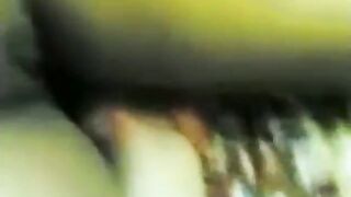 البنت حاطه المخده عالارض ونيمه عليها علي بطنها والراجل بيجي يحسس علي سكس مصري  كسها وطيزها من بره وبيرفع لها العبابيه