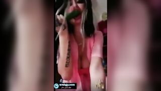 الشرموطه فاتحه الكاميرا وتصور نفسها وهي بتلعب في شعرها الطويل وتعمله استشوار وشغاله تهيج زب سكس مصري ار الشباب بالروج الاحمر ال مغرق شفايفها