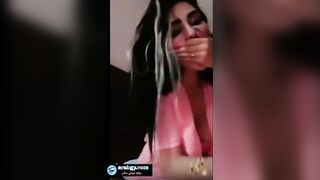 الشرموطه فاتحه الكاميرا وتصور نفسها وهي بتلعب في شعرها الطويل وتعمله استشوار وشغاله تهيج زب سكس مصري ار الشباب بالروج الاحمر ال مغرق شفايفها