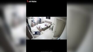 البنت لابسه الاندر والبراه الاحمر وقاعده عالكرسي بتتكلم فيديو مع حبيبها وهي بت سكس مصري فرجه علي صدرها الكبير وهو نصه طالع لبره