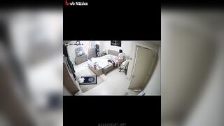 البنت لابسه الاندر والبراه الاحمر وقاعده عالكرسي بتتكلم فيديو مع حبيبها وهي بت سكس مصري فرجه علي صدرها الكبير وهو نصه طالع لبره