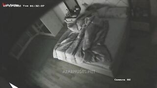 الشرموطه واقفه عريانه ورافعه رجل واحده عالكرسي وبتفشسخ فيها اوي وتلعب في سكس مصري  كسها بسرعه وجنان بتنزل لبنها علي يديها