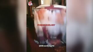 البنت في الصاله قاعده عالارض نيمه وهي لابسه العبايه وبتتناك من حبيبها وهو فوقيها  سكس مصري نايم ومدخل زوبره ومتكيف بيها اوي عالاخر