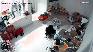 البنت في حضن عشيقها وهي ملط خالص وبيهديها علشان خايفه وبيبوس في رقبتها اوي وهي سكس مصري  بتسخن  عليه اوي وعايزه تجرب النوم معاه