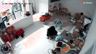 البنت في حضن عشيقها وهي ملط خالص وبيهديها علشان خايفه وبيبوس في رقبتها اوي وهي سكس مصري  بتسخن  عليه اوي وعايزه تجرب النوم معاه