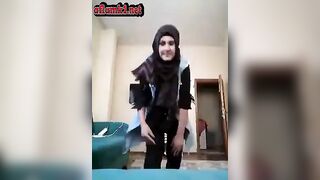 البنت الشرموطه لابسه العبايه ضيقه ونازله بيها الشارع والرجاله كلها بتبص علي طيازها العريضه وا سكس مصري لراجل منهم مطلع زوبره بيضرب عشرته عليها