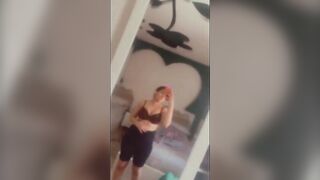 الشرموطه بتتناك في كسها شويه وهي طيزها شويه مش راحمه نفسها من حبيبها وهو متكيف منها وبي سكس مصري قولها مش هحلك النهارده ولا هسيبك خااالص