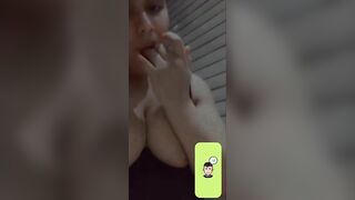 الشرموطه بتتناك في كسها شويه وهي طيزها شويه مش راحمه نفسها من حبيبها وهو متكيف منها وبي سكس مصري قولها مش هحلك النهارده ولا هسيبك خااالص