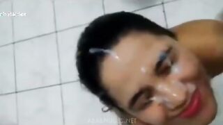 البنت الشرموطه في الحمام عريانه وراكعه عالارض والراجل عريان واقف في وشها ماسك زوبره  سكس مصري بيلعب فيه وبيكب لبنه علي وشها كله مغرقه