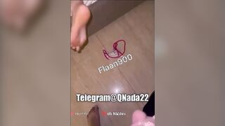 الفحل الاسود مفلقس طيز البنت الاجنبيه البيضاء علي حافه السرير وماسك في طيزها بيفتح فيها بيديه وبيدخل سكس مصري  زوبره الكبير الاسود براحه خالص في كسها