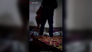 الراجل في الصاله مع لبوته مميلها عالانتريه ورافع رجلها عليه ومطلعها طيزها العريضه لبره وهو ماس سكس مصري كها بيفتح فيها اوي وبينيك في الخرم كسها