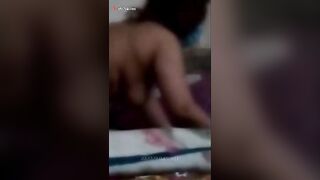 الراجل في الصاله مع لبوته مميلها عالانتريه ورافع رجلها عليه ومطلعها طيزها العريضه لبره وهو ماس سكس مصري كها بيفتح فيها اوي وبينيك في الخرم كسها