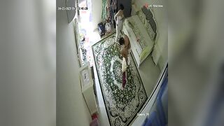 الوليه نايمه عالسرير بالقميص النوم وجوزها جنبها بيبوسو بعض وهي ماسيكه زوبره لعب فيه وبينزل سكس مصري  لبنه علي ايدها وبيقولها ادعكي بيه صدرك