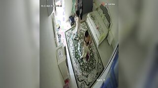 الوليه نايمه عالسرير بالقميص النوم وجوزها جنبها بيبوسو بعض وهي ماسيكه زوبره لعب فيه وبينزل سكس مصري  لبنه علي ايدها وبيقولها ادعكي بيه صدرك