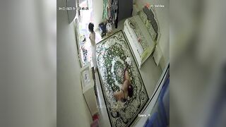 الوليه نايمه عالسرير بالقميص النوم وجوزها جنبها بيبوسو بعض وهي ماسيكه زوبره لعب فيه وبينزل سكس مصري  لبنه علي ايدها وبيقولها ادعكي بيه صدرك
