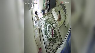 الوليه نايمه عالسرير بالقميص النوم وجوزها جنبها بيبوسو بعض وهي ماسيكه زوبره لعب فيه وبينزل سكس مصري  لبنه علي ايدها وبيقولها ادعكي بيه صدرك