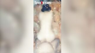 البنت عالارض واخده وضع الكلابي والراجل واقف وراها وشغال فيها نيك و سكس مصري هي رايحه جايه وزوبره في كسها بينيك فيها