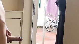 الشرموطه المنقبه هي ولابسه العبايه مديه ضهرها للحيط والراجل الخول مطلع زوبره وبيلعب فيه وبي سكس مصري ضرب بيه علي طيزها من ورا هو وواقف وراها