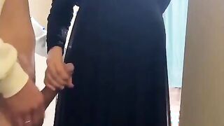 الشرموطه المنقبه هي ولابسه العبايه مديه ضهرها للحيط والراجل الخول مطلع زوبره وبيلعب فيه وبي سكس مصري ضرب بيه علي طيزها من ورا هو وواقف وراها
