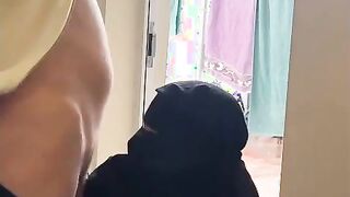 الشرموطه المنقبه هي ولابسه العبايه مديه ضهرها للحيط والراجل الخول مطلع زوبره وبيلعب فيه وبي سكس مصري ضرب بيه علي طيزها من ورا هو وواقف وراها
