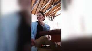 البنت في جنينه الفيلا مع حبيبها قاعده وهو بيحبها وبيسخن عليها وبيفضل يحضن فيهال ويلزق فيها اوي و سكس مصري بيبوس فيها جامد ويهيج وهي مسلماله نفسها