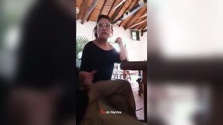 البنت في جنينه الفيلا مع حبيبها قاعده وهو بيحبها وبيسخن عليها وبيفضل يحضن فيهال ويلزق فيها اوي و سكس مصري بيبوس فيها جامد ويهيج وهي مسلماله نفسها