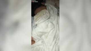 البنت الشرموطه عالسرير لابسه الاندر الاصفر الفتله ومفلقسه طيزها و سكس مصري الراجل بيزيح الاندر شويه وبيلعب في كسها