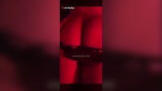 الشرموطه مشغله اللمبه الحمرا وشغاله تفلقس في طيزها لبرا وهي بتمص لحبيبها زوبره سكس مصري  هو ونايم عالارض وتدخله وتطلعه في بوقها