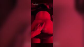 الشرموطه مشغله اللمبه الحمرا وشغاله تفلقس في طيزها لبرا وهي بتمص لحبيبها زوبره سكس مصري  هو ونايم عالارض وتدخله وتطلعه في بوقها