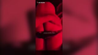الشرموطه مشغله اللمبه الحمرا وشغاله تفلقس في طيزها لبرا وهي بتمص لحبيبها زوبره سكس مصري  هو ونايم عالارض وتدخله وتطلعه في بوقها