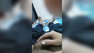 البنت نايمه عالسرير والراجل بيشمر هدومها لفوق وبيلحس في كسها بلسانه و سكس مصري بيدخل لسانه الطويل جوه كسها وبيسخن فيها