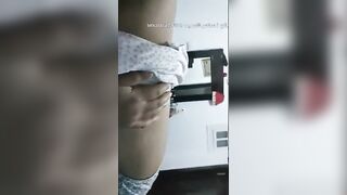 البنت نايمه عالسرير والراجل بيشمر هدومها لفوق وبيلحس في كسها بلسانه و سكس مصري بيدخل لسانه الطويل جوه كسها وبيسخن فيها