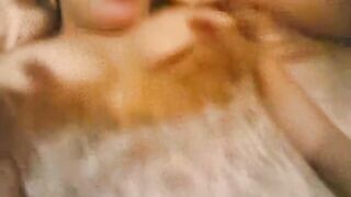 البنت المتناكه عالسرير لابسه القميص وفاتحه رجلها فشخاها والمت سكس مصري ناك صديقها ماسك الخياره بينكتها في كسها