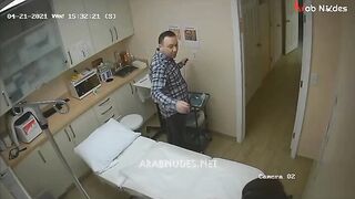 المتناكه بتعمل جلسه مساج وقالعه النص ال من تحت ونايمه علي بطنها علي سرير الجلسه والمدرب سكس مصري  بتاع الجلسه ماسك الزيت بيدهن لها جسمها