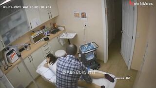 المتناكه بتعمل جلسه مساج وقالعه النص ال من تحت ونايمه علي بطنها علي سرير الجلسه والمدرب سكس مصري  بتاع الجلسه ماسك الزيت بيدهن لها جسمها