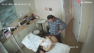 المتناكه بتعمل جلسه مساج وقالعه النص ال من تحت ونايمه علي بطنها علي سرير الجلسه والمدرب سكس مصري  بتاع الجلسه ماسك الزيت بيدهن لها جسمها
