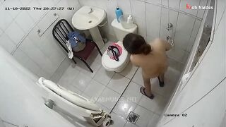 البنت مع صديقها في اوضه النوم وهو منومها عالسرير وفاتح رجلها اوي بيلعب ف سكس مصري يه وبيسخنه وبيجيب زوبره بيمشيه اول كسها