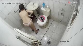 البنت مع صديقها في اوضه النوم وهو منومها عالسرير وفاتح رجلها اوي بيلعب ف سكس مصري يه وبيسخنه وبيجيب زوبره بيمشيه اول كسها