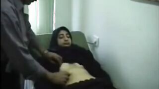 البنت المتناكه بتكشف باطنه عند الدكتور وماسك السماعه بيمشيها علي بطنها بيقولها فين الوجع هنا بتقوله المت سكس مصري ناكه لا يا دكتور انزل تحت كمان عند كسها