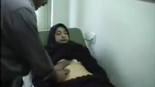 البنت المتناكه بتكشف باطنه عند الدكتور وماسك السماعه بيمشيها علي بطنها بيقولها فين الوجع هنا بتقوله المت سكس مصري ناكه لا يا دكتور انزل تحت كمان عند كسها