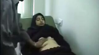 البنت المتناكه بتكشف باطنه عند الدكتور وماسك السماعه بيمشيها علي بطنها بيقولها فين الوجع هنا بتقوله المت سكس مصري ناكه لا يا دكتور انزل تحت كمان عند كسها