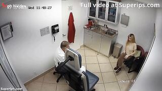 الراجل واقف عريان وبتشوف البنت بتاعته تحته راكعه عريانه وماسكه زو سكس مصري بر حبيبها بتمص فيه اوي وترضعه في بةوقها