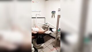 البنت المكتناكه في الحمام بتقلع هدومها وترميه عالارض وتقعد ع ا سكس مصري رضيه الحمام ماسكه كسها هرياه لعب وتقفيش