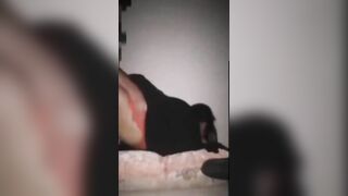 البنت المتناكه طالعه عالشقه ومسكه التلفون بتاعها بتصور في نفسها سكس مصري  وهي بتحسس علي جسمها بصوابع ايديها كلها